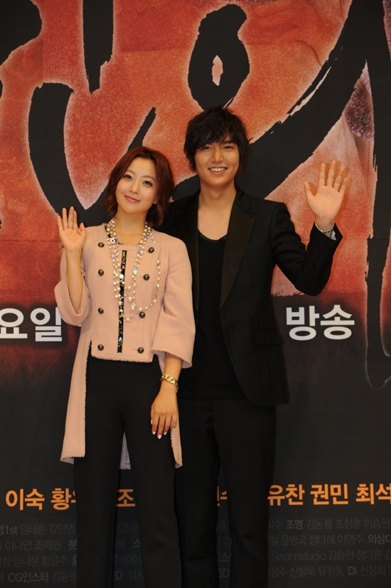 김희선(배우),이민호(배우)
배우 이민호가 상대역 김희선에 대해 보호본능을 느꼈다고 밝혔다.
이민호는 9월 4일 오후 3시 인천광역시 중구 운서동 스튜디오 쿰에서 열린 SBS 월화드라마 ‘신의’ 기자간담회에서 “김희선과의 나이차를 전혀 느끼지 못한다”라고 말했다.