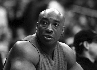마이클 클락 던칸(Michael Clarke Duncan/배우)
영화 ‘그린마일’, ‘씬 시티’ 등으로 국내에도 친숙한 할리우드 배우 마이클 클락 던칸(54)이 사망했다. 4일 영국 일간 데일리메일에 따르면 던칸의 대변인은 던칸이 지난 7월 13일 발병했던 심근경색으로 2달 동안 병원에서 투병해왔지만 결국 사망했다고 보도했다.