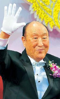 문선명(문용명/종교인/통일교총재)
The death of Moon Sun-myung robs his Unification Church of the glue that sustained its global following as a cohesive religious and financial force even as membership dwindled from its 1980s peak, analysts say.
