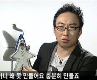 박명수(개그맨)
개그맨 박명수가 3년 전 MBC ‘무한도전’에서 디자인 했던 ‘상어옷’이 실제 한 외국 패션쇼에 등장해 화제를 모으고 있다.
최근 온라인 커뮤니티에는 ‘재평가가 필요한 박명수의 패션감각’이라는 제목의 게시물이 올라왔다.