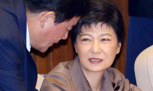 박근혜(국회의원/새누리당)
그는 ‘안철수 서울대 융합과학기술대학원장의 책을 읽어봤느냐’는 질문에는 “읽어보지 못했다”고 답했다.
또 박 후보는 ‘20~30대가 좋아한다면 가수 싸이의 ’말춤‘도 출 생각이 있느냐’는 질문에 “(내가 말춤을 추면) 2030이 행복한 게 아니라 괴로울 것”이라고 전했다.