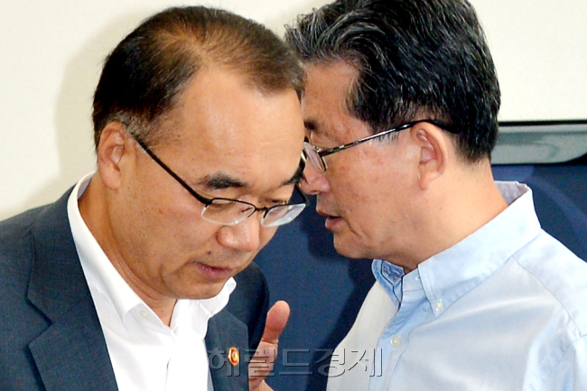 새누리당 이한구 원내대표와 박재완 기획재정부장관이 4일 오전국회에서 총선공약실천을 위한 당정회의를 마치고 귀엣말을 나누고 있다.박현구 기자phko@heraldcorp.com
새누리당 이한구 원내대표와 박재완 기획재정부장관이 4일 오전국회에서 총선공약실천을 위한 당정회의를 마치고 귀엣말을 나누고 있다.박현구 기자phko@heraldcorp.com