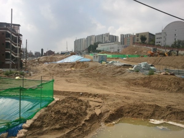 최근 동탄2신도시가 동시분양이 성공하는 등 분양 환경이 호전되는 분위기에도 불구하고 서울시내 주요 재건축ㆍ재개발 아파트들이 가을 분양 일정이 줄줄이 연기하고 있다. 사진은 북아현1-3구역 뉴타운 아파트 공사현장