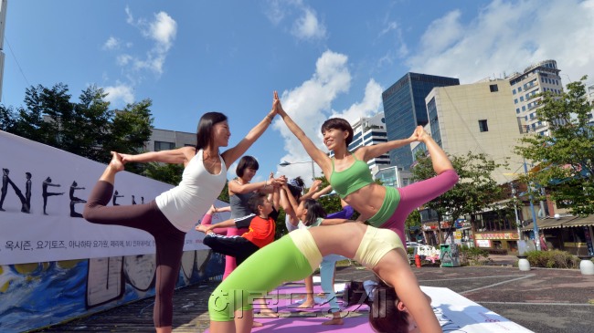 오는 14 서울 삼성동 코엑스에서 열리는 ‘2012 코리아 요가 컨퍼런스’를 앞두고 5일 오전 요가 강사들이 홍대 걷고 싶은 거리에서 시민들과 함께 요가를 시연하고 있다.<br />김명섭 기자 msiron@
오는 14 서울 삼성동 코엑스에서 열리는 ‘2012 코리아 요가 컨퍼런스’를 앞두고 5일 오전 요가 강사들이 홍대 걷고 싶은 거리에서 시민들과 함께 요가를 시연하고 있다.
김명섭 기자 msiron@