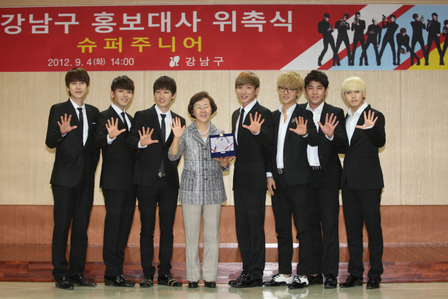 슈퍼주니어 강남구 홍보대사로 위촉 (서울=연합뉴스) 강남구 홍보대사로 위촉된 슈퍼주니어가 4일 서울 강남구청에서 열린 위촉식에서 신연희 강남구청장과 기념촬영 하고 있다. 2012.9.4 << 강남구 >> photo@yna.co.kr (끝)
슈퍼주니어 강남구 홍보대사로 위촉 (서울=연합뉴스) 강남구 홍보대사로 위촉된 슈퍼주니어가 4일 서울 강남구청에서 열린 위촉식에서 신연희 강남구청장과 기념촬영 하고 있다. 2012.9.4 << 강남구 >> photo@yna.co.kr (끝)
슈퍼주니어 강남구 홍보대사로 위촉 (서울=연합뉴스) 강남구 홍보대사로 위촉된 슈퍼주니어가 4일 서울 강남구청에서 열린 위촉식에서 신연희 강남구청장과 기념촬영 하고 있다. 2012.9.4 << 강남구 >> photo@yna.co.kr (끝)