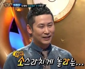 신동엽(개그맨/MC)
SBS TV ‘강심장’이 센스있는 자막을 보여줘 화제다.
‘강심장’의 진행자 신동엽은 지난 4일 방송된 ‘강심장’에서 현재 비스트 용준형과 연애 중인 카라 구하라에게 여러 질문을 던졌다 .
신동엽은 “자동차 데이트 지겹지 않나. 공개 연인이면 보다 자유롭게 만날 수 있을 것 같은데 어떠냐”고 짓궂게 질문하자 구하라는 결코 쉽게 넘어가지는 않았다.