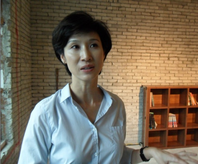 노소영(미술인/전교수/아트센터나비 관장)
노소영 아트센터나비 관장이 4일 서울 장충동 주택가에 ‘통섭 인재 양성소’인 ‘타작마당’을 열었다. 신 개념의 아트 플랫폼도 겸하고 있는 이 공간을 거점으로 노소영 관장은 오랫동안 꿈꿔왔던 통섭형 인재 양성에 나선다. ‘타작마당’이란 농촌에서 추수하며 알곡을 타작하듯 인문사회,예술, IT,공학 등 여러 분야의 최고 인재들이 자유롭게 연구하면서 내면의 창조성을 꺼내보이는 장(場)을 가리킨다.