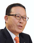 윤영두(기업인/아시아나항공사장)
아시아나항공 사장은 5일(현지시간) 중국 산둥 성 옌타이 시 무핑구 따야오 중학교에서 송웨이닝 옌타이 부시장, 완쇼우리 무핑구 따야오 중학교 교장 등이 참석한 가운데 ‘1지점1교’ 자매결연을 맺고 교육용 컴퓨터 51대, 도서 1000권, 피아노 1대 등을 기증했다.