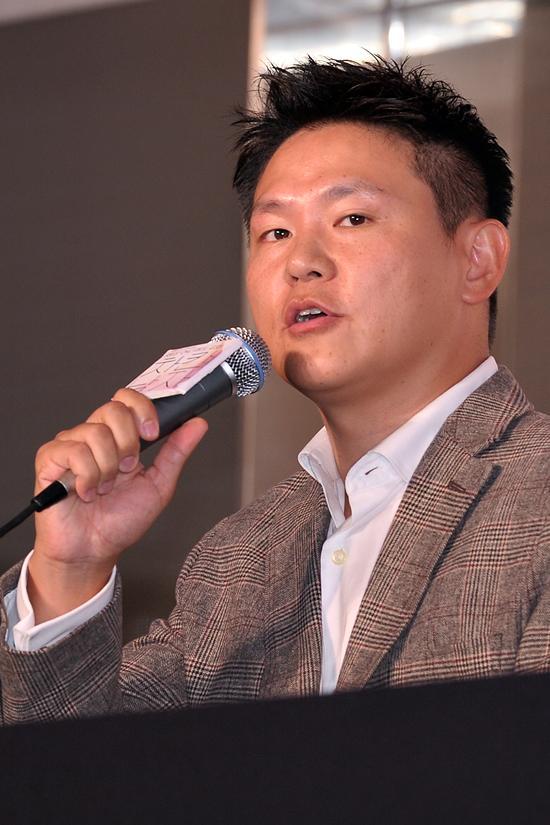 김진원(PD)
김진원 PD가 배우 박시연에 대해 “연기에 물이 오르고 있다”라고 극찬했다.
김진원 PD는 9월 5일 오후 2시 서울 삼성동 인터컨티넨탈 서울 코엑스에서 열린 KBS 새 수목드라마 ’세상 어디에도 없는 차칸남자‘(극본 이경희, 연출 김진원, 이하 차칸남자) 제작발표회에 참석 박시연에 대해 “이렇게 연기 잘하는 배우인 줄 몰랐다”라고 밝혔다.