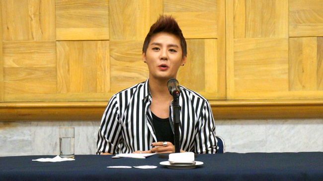 김준수(가수/동방신기/JYJ)
“올해 쓰지 못하고 날아간 항공 마일리지가 50만이지만 상관없습니다. 팬들의 많고 적음과 상관없이 저를 원하는 곳이면 어디로든 찾아가 공연을 펼치겠습니다.”
한국 가수 최초로 멕시코에서 공연을 벌이는 그룹 JYJ의 김준수는 “무난함을 피하기 위해 노력해왔다”는 말로 해외 시장 개척의 성취감을 압축해 표현했다.