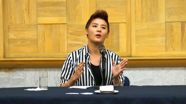 김준수(가수/동방신기/JYJ)
“올해 쓰지 못하고 날아간 항공 마일리지가 50만이지만 상관없습니다. 팬들의 많고 적음과 상관없이 저를 원하는 곳이면 어디로든 찾아가 공연을 펼치겠습니다.”
한국 가수 최초로 멕시코에서 공연을 벌이는 그룹 JYJ의 김준수는 “무난함을 피하기 위해 노력해왔다”는 말로 해외 시장 개척의 성취감을 압축해 표현했다.