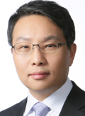 최병일(교수/한국경제연구원 원장)
최병일 한국경제연구원 원장은 러시아 블라디보스톡에서 열리는 APEC CEO 서밋(Summit) 참석차 6일 출국했다. 이번 CEO 서밋은 ‘미래에 대한 재정의 (The Future; Redefined)’라는 주제로 블라디보스톡 루스키섬에서 7~8일 이틀간 개최되며, APEC 주요 회원국 정부 수반, 기업인 및 경제계인사 500여명이 참석한다.