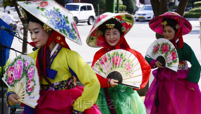 마포구가 5일 마포구청 앞 광장에서 '마포구 주민자치 마을공동체 박람회'를 개최한 가운데 한국무용 동아리회원들이 어우동 무용을 펼치고 있다. 박해묵 기자/mook@heraldcorp.com
마포구가 5일 마포구청 앞 광장에서 '마포구 주민자치 마을공동체 박람회'를 개최한 가운데 한국무용 동아리회원들이 어우동 무용을 펼치고 있다. 박해묵 기자/mook@heraldcorp.com
마포구가 5일 마포구청 앞 광장에서 '마포구 주민자치 마을공동체 박람회'를 개최한 가운데 한국무용 동아리회원들이 어우동 무용을 펼치고 있다. 박해묵 기자/mook@heraldcorp.com
