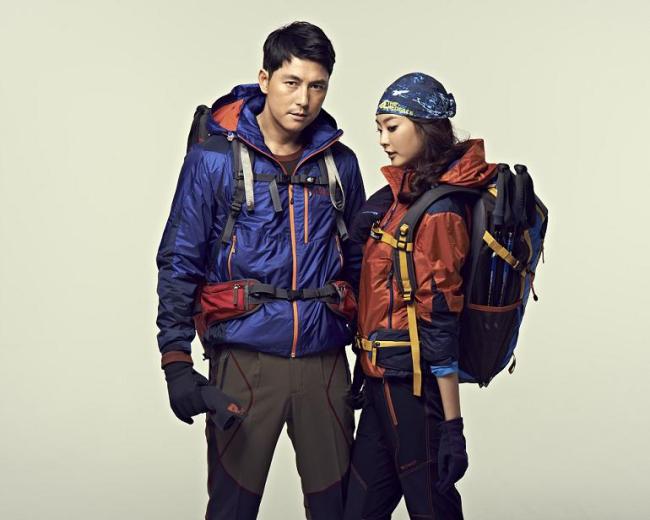 정우성(좌/배우)
국산 아웃도어 브랜드 레드페이스(대표 유영선)가 아웃도어 시장의 정상을 향한 시동을 걸었다.
이 회사는 지난 5일 서울 논현동 임페리얼팰리스호텔에서 ‘도전으로 기억될 이름’이라는 주제로 올 가을ㆍ겨울 신제품 패션쇼를 열었다. 레드페이스는 1966년 우리나라 최초의 암벽등산화를 개발한 브랜드이자 ‘숨쉬는 방수소재 콘트라텍스’로 전문 등산가들에게 이미 잘 알려져 있다.