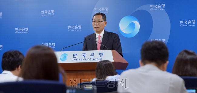 정영택 한국은행 국민계정부장이 6일 오전 한국은행 브리핑룸에서 2012년 2/4분기 국민소득(잠정)을 발표하고 있다.<br />김명섭 기자 msiron@
정영택 한국은행 국민계정부장이 6일 오전 한국은행 브리핑룸에서 2012년 2/4분기 국민소득(잠정)을 발표하고 있다.
김명섭 기자 msiron@
정영택 한국은행 국민계정부장이 6일 서울 남대문로 한은 본관에서 2분기 국민소득(잠정)을 발표하고 있다. 2분기에는 전분기 대비 0.3% 성장하는 데 그쳤다. 김명섭 기자/msiron@