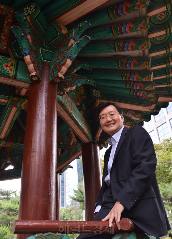 전광우(금융인/국민연금공단 이사장)
오랜 미국 생활을 접고 한국에 돌아와서도 국제금융센터 원장, 우리금융그룹 부회장, 포스코 이사회 의장, 금융위원회 위원장 등 한 번도 거치기 어려운 자리를 돌아가면서 맡았다. 누가 봐도 A급인 셈이다.
이런 그의 이력서도 잘 살펴보면 몇 가지 미심쩍은 부분이 있다. 정확하게 말해 몇 가지 잘 알려지지 않은 부분이 있다. 일례로 그는 서울 혜화초등학교 졸업 후 곧바로 서울사대부고를 입학했다. 중학교 시절이 그에게는 없는 셈이다. 무슨 일이 있었던 것일까.
