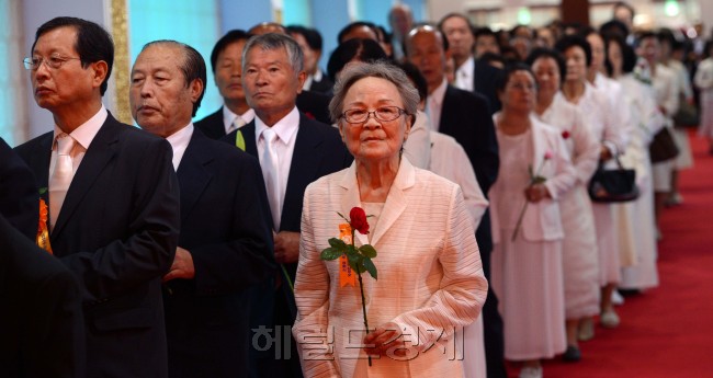 통일교 문선명 총재 성화식 4일째를 맞은 6일 오전 경기 가평군 설악면 송산리 청심평화월드센터에 마련된 분향소를 찾은 조문객들이 영정에 헌화하고 있다. 가평=박해묵 기자/mook@heraldcorp.com
통일교 문선명 총재 성화식 4일째를 맞은 6일 오전 경기 가평군 설악면 송산리 청심평화월드센터에 마련된 분향소를 찾은 조문객들이 영정에 헌화하고 있다. 가평=박해묵 기자/mook@heraldcorp.com