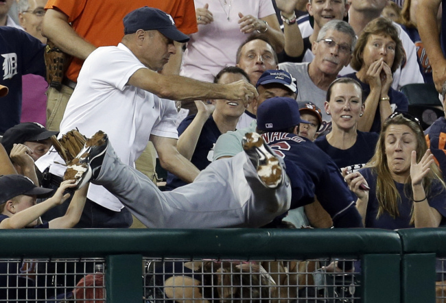 Cleveland Indians third baseman Jason Donald catches a foul ball by Detroit Tigers’ Brennan Boesch during the fourth inning of a baseball game in Detroit on Wednesday.    AP-Yonhap News