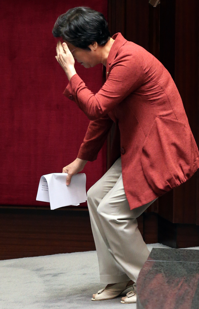 현영희(국회의원)
<YONHAP PHOTO-0668> 비틀거리는 현영희 (서울=연합뉴스) 전수영 기자 = '공천헌금 의혹'으로 사전 구속영장이 청구된 무소속 현영희 의원이 6일 오전 국회 본회의에 참석, 체포동의안 표결처리에 앞서 신상발언을 마친뒤 연단을 내려가며 비틀거리고 있다. 2012.9.6 swimer@yna.co.kr/2012-09-06 10:40:01/ <저작권자 ⓒ 1980-2012 ㈜연합뉴스. 무단 전재 재배포 금지.>
<YONHAP PHOTO-0668> 비틀거리는 현영희 (서울=연합뉴스) 전수영 기자 = '공천헌금 의혹'으로 사전 구속영장이 청구된 무소속 현영희 의원이 6일 오전 국회 본회의에 참석, 체포동의안 표결처리에 앞서 신상발언을 마친뒤 연단을 내려가며 비틀거리고 있다. 2012.9.6 swimer@yna.co.kr/2012-09-06 10:40:01/ <저작권자 ⓒ 1980-2012 ㈜연합뉴스. 무단 전재 재배포 금지.>
<YONHAP PHOTO-0668> 비틀거리는 현영희 (서울=연합뉴스) 전수영 기자 = '공천헌금 의혹'으로 사전 구속영장이 청구된 무소속 현영희 의원이 6일 오전 국회 본회의에 참석, 체포동의안 표결처리에 앞서 신상발언을 마친뒤 연단을 내려가며 비틀거리고 있다. 2012.9.6 swimer@yna.co.kr/2012-09-06 10:40:01/ <저작권자 ⓒ 1980-2012 ㈜연합뉴스. 무단 전재 재배포 금지.>