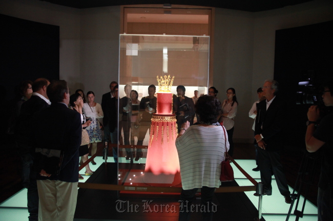 CCF delegates view a golden crown on display at the National Museum of Korea on Wednesday.   CICI