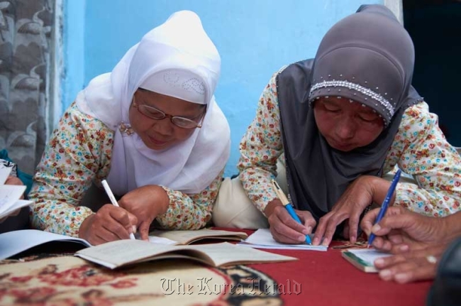 Two Indonesian women learn how to write as part of the Directorate of Community Education Development program, a winner of this year’s 2012 King Sejong Literacy Prize.   Culture Ministry