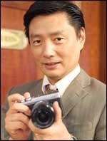 가와하라 히로시(기업인/후지필름전자영상사업부총괄)
가와하라 히로시〈사진〉 후지필름 전자영상사업부 상품기획 총괄은 최근 헤럴드경제와의 인터뷰에서 전통 카메라기업의 장점을 살려 스마트 시대에 꼭 맞는 경쟁력으로 승부를 보겠다고 밝혔다. 후지필름이 내세우는 최대 강점은 고화질 이미지를 구현해내는 기술이다. 가와하라 총괄은 “하이엔드 소비자를 타깃으로 ‘X-Pro1’의 병합 모델 ‘X-E1’을 6개월 만에 출시했다”며 “고해상도의 1630만화소를 자랑하는 센서와 새롭게 개발된 최신 기술의 OLED 전자식 뷰파인더를 탑재한 것이 특징”이라고 설명했다.