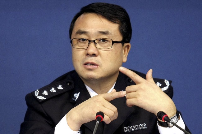 왕리준(Wang Lijun/중국/충칭경찰서장)
<YONHAP PHOTO-1800> FILE - In this Oct. 21, 2008 file photo, then Chonqing city police chief Wang Lijun speaks during a press conference in Chongqing, southwestern China. Gu Kailai, the wife of disgraced politician Bo Xilai went on trial Thursday, Aug. 9, 2012 for the murder of Bo family associate Neil Heywood at the Hefei Intermediate People's Court in eastern China. Wang fled to the U.S. consulate in February, apparently fearing for his life, and alleged that Gu was behind Heywood's death, prompting the British government to ask China to launch an investigation. (AP Photo/File) CHINA OUT/2012-08-09 21:03:10/ <저작권자 ⓒ 1980-2012 ㈜연합뉴스. 무단 전재 재배포 금지.>
In this Oct. 21, 2008 file photo, then Chonqing city police chief Wang Lijun speaks during a press conference in Chongqing, southwestern China.   AP-Yonhap News