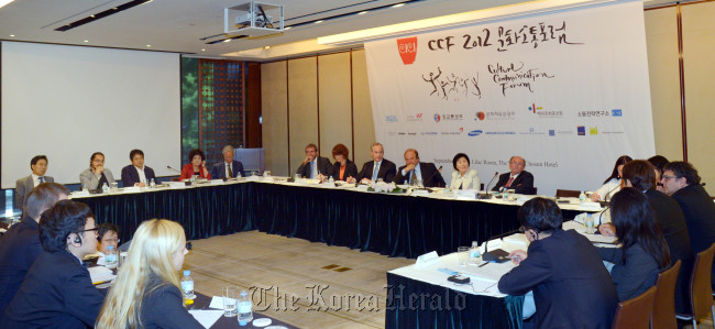 Culture Communication Forum delegates hold a panel discussion at the Westin Chosun Hotel in Seoul on Thursday.   Kim Myung-sub/The Korea Herald