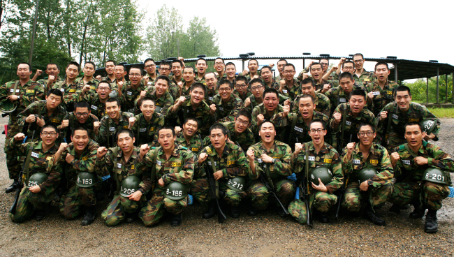 New army recruits with foreign residency pose during their training at the Korea Army Training Center in Nonsan, South Chungcheong Province, on Wednesday.   Defense Ministry