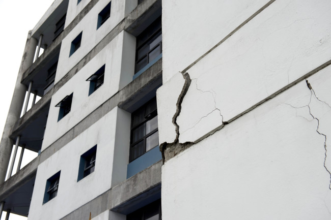 A wall at the University of Costa Rica’s school of electrical engineering is damaged after an earthquake in San Jose, Costa Rica, Wednesday.   AP-Yonhap News