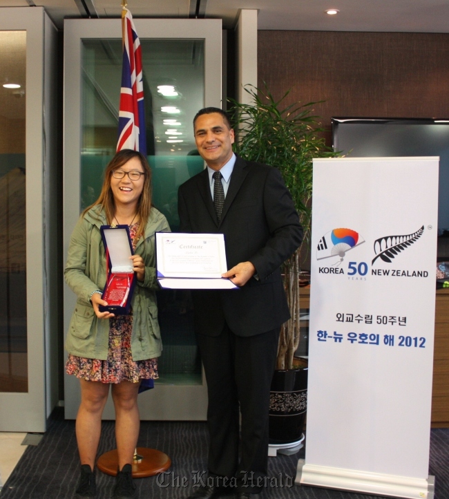 Lydia Ko (left) and Ambassador of New Zealand to Korea Patrick Rata pose for a photo in a ceremony designating Ko as the New Zealand Embassy’s sports ambassador at the embassy in Seoul on Tuesday.   New Zealand Embassy