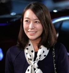심이영(배우)
KBS2TV 주말드라마 ‘넝쿨째 굴러온 당신’에서 극중 옥이 역할을 맡은 심이영이 생머리로 변신해 화제다.
심이영은 오는 8일 방송되는 ‘넝쿨째 굴러온 당신’에서 장군이 엄마의 트레이드 마크였던 파마머리를 풀르고 생머리로 등장한다.
　