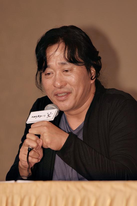 신창석(PD)
신창석 PD가 배우 최수종을 극찬했다.
신창석 PD는 9월 6일 오후 베스트웨스턴 프리미어 서울 가든호텔에서 열린 KBS1 대하 드라마 ‘대왕의 꿈’(극본 유동윤, 연출 신창석) 제작발표회에 참석해 "최수종은 사극의 달인이자 제왕이다"라고 말했다.