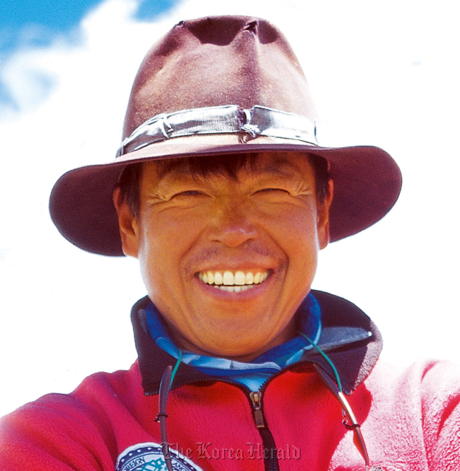 엄홍길(산악인)
Um Hong-gil
Um Hong-gil, a prominent South Korean climber who was the world’s first to scale the globe’s 16 tallest mountains, will accompany President Lee Myung-bak on his upcoming Arctic trip as a symbolic move to underscore the seriousness of climate change, officials said Thursday.