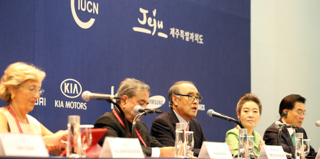 Officials from Korea and the International Union for Conservation of Nature attend a press conference prior to the opening ceremony of the World Conservation Congress at the Jeju Convention Center on the southern island of Jeju on Thursday. From left: IUCN Secretary-General Julia Marton-Lefevre; IUCN President Ashok Khosla; Lee Hong-koo, chairman of the Korean Organizing Committee; Yoo Young-sook, Korean minister of environment and Woo Keun-min, governor of Jeju Special Self-Governing Province.   Yonhap News