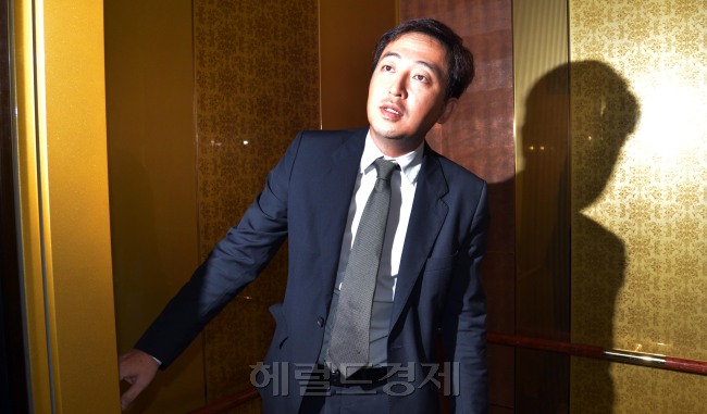 안철수 서울대 융합과학기술대학원장 측 금태섭 변호사가 긴급 기자회견을 마치고 엘리베이터를 타고 가고 있다.<br />김명섭 기자 msiron@
안철수 서울대 융합과학기술대학원장 측 금태섭 변호사가 긴급 기자회견을 마치고 엘리베이터를 타고 가고 있다.
김명섭 기자 msiron@
