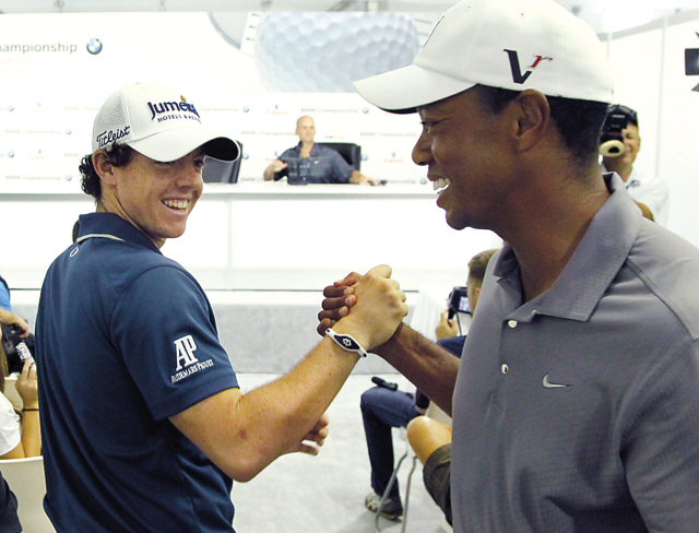 로리 매킬로이(좌/Rory Mcllroy/골프선수),타이거 우즈(우/Tiger Woods/골프선수)
Rory McIlroy of Northern Ireland (left) shakes with Tiger Woods between interviews during the Pro-Am of the BMW Championship PGA golf tournament at Crooked Stick Golf Club in Carmel, Indiana, Wednesday. (AP-Yonhap News)