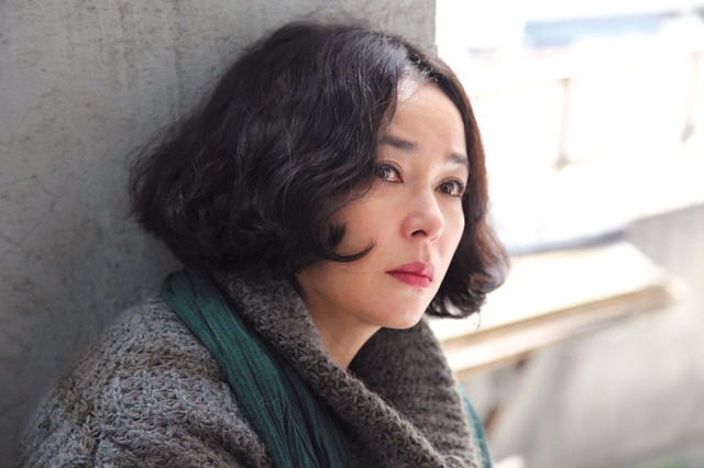 조민수(배우)
After “Arirang,” the self-reflective documentary about his personal failings and struggles, director Kim Ki-duk returned to the movie scene with a gruesome revenge tale ― about a cruel debt collector running into a woman who claims to be his mother.