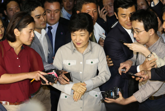 박근혜(국회의원/새누리당)
The Saenuri Party’s presidential candidate Park Geun-hye is surrounded by reporters during her visit to Gwangju Biennale on Thursday.   Yonhap News