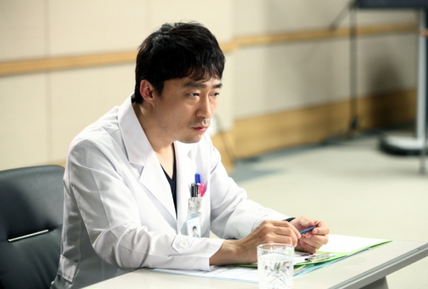 이성민(배우)
"이성민 7kg 감량 “응급의학과 의사 이미지 위해”