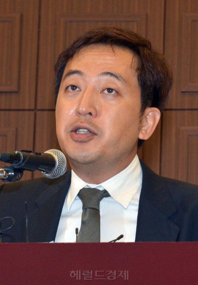 안철수 서울대 융합과학기술대학원장 측 금태섭 변호사가 긴급 기자회견을 마치고 엘리베이터를 타고 가고 있다.<br />김명섭 기자 msiron@
