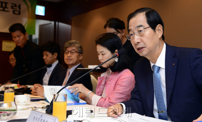 한덕수 한국무역협회 회장이 7일 오전 서울 강남 그랜트인터콘티넨탈호텔에서 무역협회 이사상사 15개사 대표들을 초청해 '제1차 KITA CEO 무역현장 위기대응 포럼'을 개최하고 인사말을 하고 있다. 박해묵 기자/mook@heraldcorp.com
한덕수 한국무역협회 회장이 7일 오전 서울 강남 그랜트인터콘티넨탈호텔에서 무역협회 이사상사 15개사 대표들을 초청해 '제1차 KITA CEO 무역현장 위기대응 포럼'을 개최하고 인사말을 하고 있다. 박해묵 기자/mook@heraldcorp.com
한국무역협회가 서울 그랜드인터컨티넨탈호텔에서 제1회 ‘KITA CEO 무역현장 위기대응 포럼’을 개최한 가운데 한덕수(맨 오른쪽) 회장이 무협 회원사 대표들과 함께 수출위기 대응 전략을 논의하고 있다.  박해묵 기자/mook@heraldcorp.com