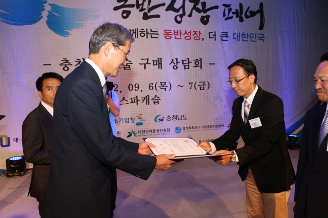 <YONHAP PHOTO-2043> 대.중소기업 동반성장페어 시상식 (서울=연합뉴스) 김도연(왼쪽) 국가과학기술위원회 위원장이 6일 오후 충남 예산 리솜스파캐슬에서 중소기업청과 충청남도가 공동 개최한 '2012 대·중소기업 동반성장페어' 시상식에 참석해 삼성전기 오승학 과장(개인부문)에게 기술협력대상(국가과학기술위원회 위원장상)을 시상하고 있다. 2012.9.6 << 국가과학기술위원회 >> kane@yna.co.kr/2012-09-06 19:12:43/ <저작권자 ⓒ 1980-2012 ㈜연합뉴스. 무단 전재 재배포 금지.>
<YONHAP PHOTO-2043> 대.중소기업 동반성장페어 시상식 (서울=연합뉴스) 김도연(왼쪽) 국가과학기술위원회 위원장이 6일 오후 충남 예산 리솜스파캐슬에서 중소기업청과 충청남도가 공동 개최한 '2012 대·중소기업 동반성장페어' 시상식에 참석해 삼성전기 오승학 과장(개인부문)에게 기술협력대상(국가과학기술위원회 위원장상)을 시상하고 있다. 2012.9.6 << 국가과학기술위원회 >> kane@yna.co.kr/2012-09-06 19:12:43/ <저작권자 ⓒ 1980-2012 ㈜연합뉴스. 무단 전재 재배포 금지.>
<YONHAP PHOTO-2043> 대.중소기업 동반성장페어 시상식 (서울=연합뉴스) 김도연(왼쪽) 국가과학기술위원회 위원장이 6일 오후 충남 예산 리솜스파캐슬에서 중소기업청과 충청남도가 공동 개최한 '2012 대·중소기업 동반성장페어' 시상식에 참석해 삼성전기 오승학 과장(개인부문)에게 기술협력대상(국가과학기술위원회 위원장상)을 시상하고 있다. 2012.9.6 << 국가과학기술위원회 >> kane@yna.co.kr/2012-09-06 19:12:43/ <저작권자 ⓒ 1980-2012 ㈜연합뉴스. 무단 전재 재배포 금지.>