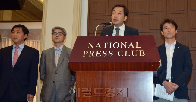 안철수 서울대 융합과학기술대학원장 측 금태섭 변호사가 긴급 기자회견을 마치고 엘리베이터를 타고 가고 있다.<br />김명섭 기자 msiron@
안철수 서울대 융합과학기술대학원장 측 금태섭 변호사가 긴급 기자회견을 마치고 엘리베이터를 타고 가고 있다.
김명섭 기자 msiron@
안철수 서울대 융합과학기술대학원장 측 금태섭 변호사가 긴급 기자회견을 마치고 엘리베이터를 타고 가고 있다.
김명섭 기자 msiron@
‘안철수 변호사 4인회’가 지난 6일 불출마 협박 기자회견장에서 실체를 드러낸 것으로 정치권은 해석하고 있다. 왼쪽부터 강인철ㆍ조광희ㆍ금태섭·송호창. 김명섭 기자/msiron@