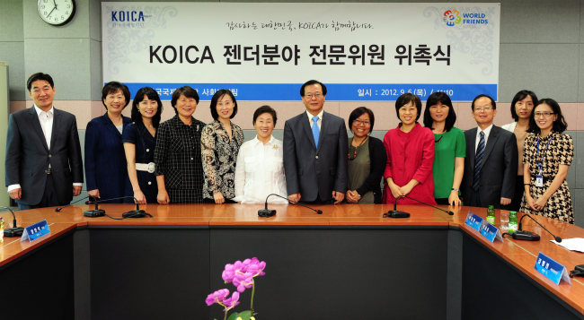 <YONHAP PHOTO-1388> 코이카, 젠더분야 전문위원 위촉 (서울=연합뉴스) 정부 무상원조 전담기관 코이카는 정부 및 민간부문 관련 분야 전문가 총 11인을 `코이카 젠더 분야 전문위원'으로 위촉, 6일 오전 경기 성남시 코이카 본부에서 위촉식을 개최했다. 2012.9.6 << 코이카 >> photo@yna.co.kr/2012-09-06 15:28:21/ <저작권자 ⓒ 1980-2012 ㈜연합뉴스. 무단 전재 재배포 금지.>
<YONHAP PHOTO-1388> 코이카, 젠더분야 전문위원 위촉 (서울=연합뉴스) 정부 무상원조 전담기관 코이카는 정부 및 민간부문 관련 분야 전문가 총 11인을 `코이카 젠더 분야 전문위원'으로 위촉, 6일 오전 경기 성남시 코이카 본부에서 위촉식을 개최했다. 2012.9.6 << 코이카 >> photo@yna.co.kr/2012-09-06 15:28:21/ <저작권자 ⓒ 1980-2012 ㈜연합뉴스. 무단 전재 재배포 금지.>
<YONHAP PHOTO-1388> 코이카, 젠더분야 전문위원 위촉 (서울=연합뉴스) 정부 무상원조 전담기관 코이카는 정부 및 민간부문 관련 분야 전문가 총 11인을 `코이카 젠더 분야 전문위원'으로 위촉, 6일 오전 경기 성남시 코이카 본부에서 위촉식을 개최했다. 2012.9.6 << 코이카 >> photo@yna.co.kr/2012-09-06 15:28:21/ <저작권자 ⓒ 1980-2012 ㈜연합뉴스. 무단 전재 재배포 금지.>
