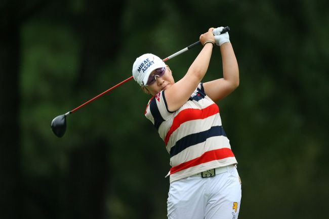 신지애(골프선수)
Korea’s Shin Ji-yai hits her tee shot on the ninth hole on Thursday.   AFP-Yonhap News