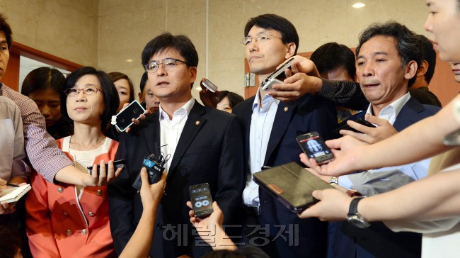 통합진보당 정진후, 김제남, 박원석, 서기호 의원이 7일 오전 국회 정론관에서 제명안을 수용하는 기자회견을 하고 있다./안훈기자 rosedale@ 2012.09.07
통합진보당 정진후, 김제남, 박원석, 서기호 의원이 7일 오전 국회 정론관에서 제명안을 수용하는 기자회견을 하고 있다./안훈기자 rosedale@ 2012.09.07