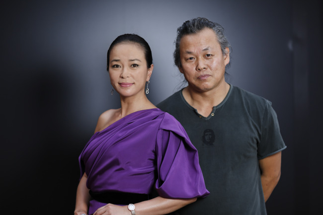 조민수(좌/배우),김기덕(우/영화감독)
Actress Cho Min-soo and director Kim Ki-duk pose for portraits at the 69th edition of the Venice Film Festival in Venice, Italy, Wednesday.   AP-Yonhap News