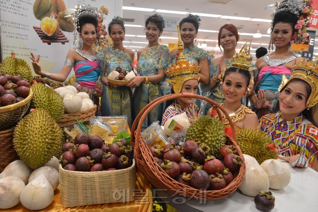 7일 오전 이마트 성수점 과일매장에서 이마트가 주한 태국대사관, 태국농림부와 태국과일축제(Amazing Thai Fruits)를 열었다. 이번 행사에서 9일 까지 태국의 망고스틴, 코코넛, 두리안등 열대과일과 냉동 및 건과일등을 저렴하게 판매한다.<br />이상섭 기자. babtong@heraldcorp.com<br />2012.09.07
7일 오전 이마트 성수점 과일매장에서 이마트가 주한 태국대사관, 태국농림부와 태국과일축제(Amazing Thai Fruits)를 열었다. 이번 행사에서 9일 까지 태국의 망고스틴, 코코넛, 두리안등 열대과일과 냉동 및 건과일등을 저렴하게 판매한다.
이상섭 기자. babtong@heraldcorp.com
2012.09.07