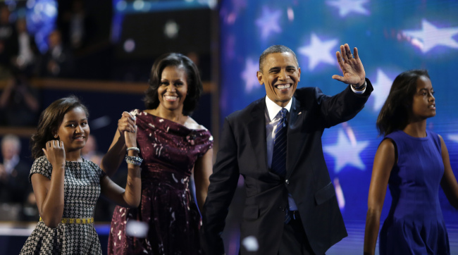 사샤 오바마(좌부터/Sasha Obama/미국대통령 버락오바마 딸),미셀 오바마(Michelle Obama/변호사/미국영부인),버락 오바마(Barack Obama/정치인/미국대통령),사샤 오바마(Sasha Obama/미국대통령 버락오바마 딸)
President Barack Obama and first lady Michelle Obama joined by their children Sasha (left) and Malia walks across the stage after President Obama’s speech to the Democratic National Convention in Charlotte, North Carolina on Thursday.   AP-Yonhap News